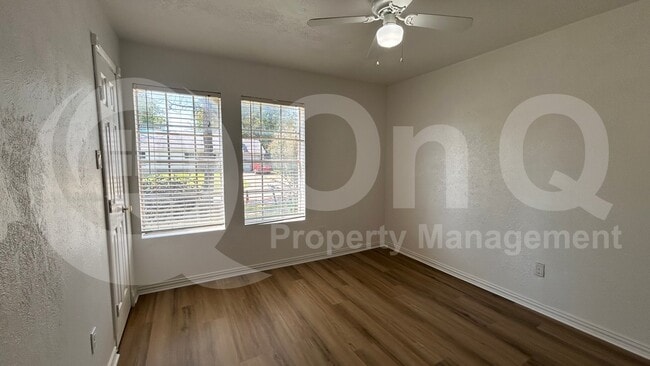 Building Photo - 807 Cavalier Dr
