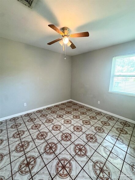 Building Photo - 802 Blue Springs Dr