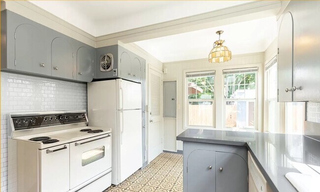 Building Photo - 6613 N Amherst St