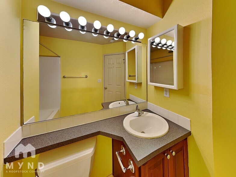 Building Photo - 1723 NE Ashberry Dr