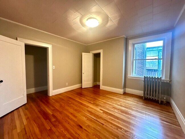 Building Photo - 589 Pleasant St