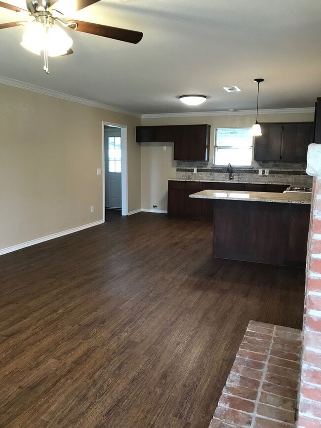 Building Photo - 4 bed 2 bath home