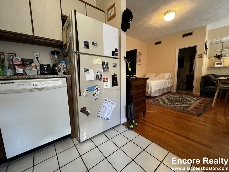 Building Photo - 92 Gordon St