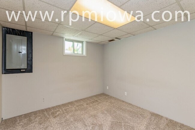 Building Photo - WONDERFUL RANCH HOME!! 2 Bed, 1 Bath Home in Ankeny