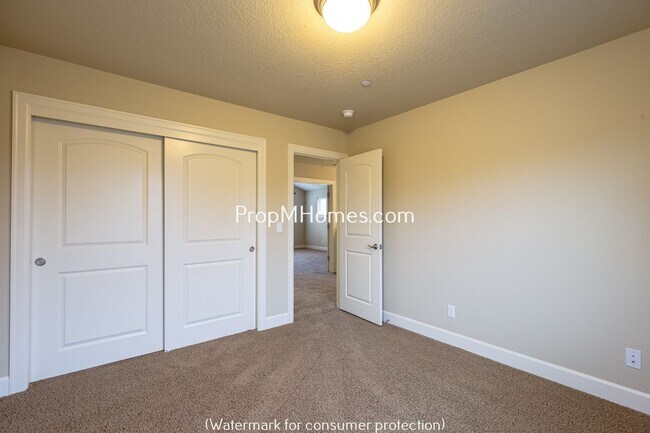 Building Photo - Beautiful Open Concept Four Bedroom Plus Office/Den in Villebois!