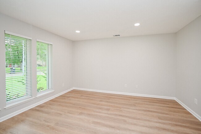 Building Photo - 2818 Green Fields Dr