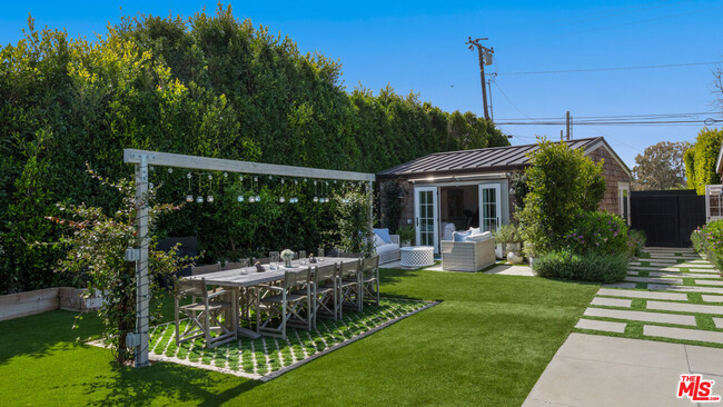 Building Photo - 6540 Dume Dr