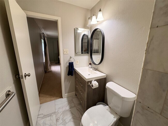 Building Photo - 2118 Hilton Head Dr