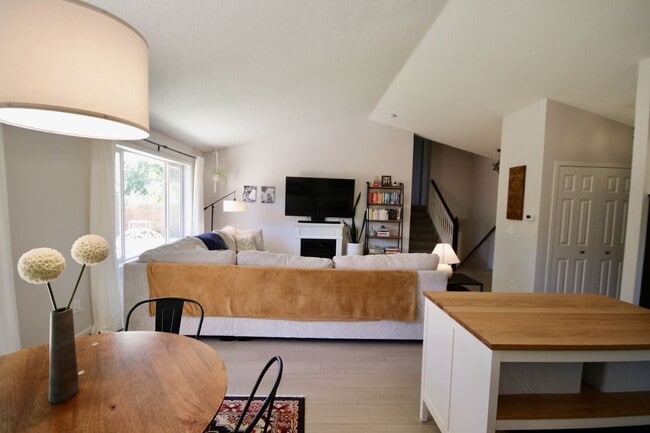 Building Photo - Spacious 5-bedroom, 3-bathroom modern home...