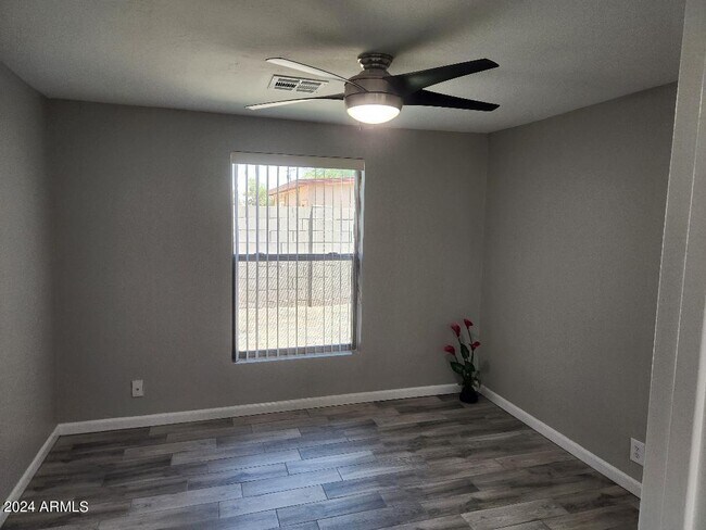 Building Photo - 3026 E Brill St