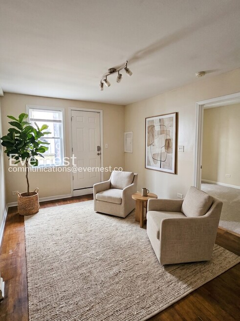Building Photo - 3240 N Clark St