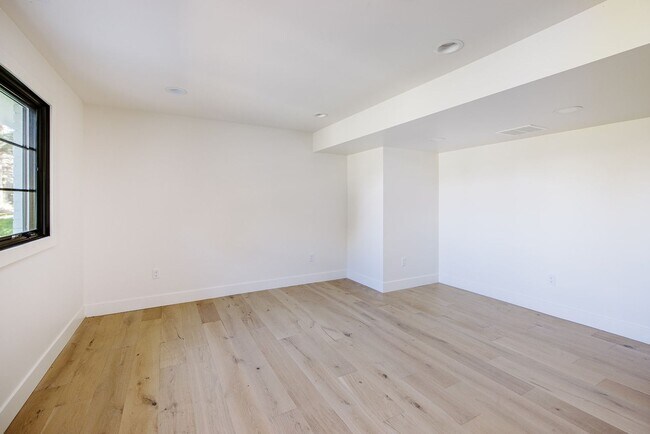 Building Photo - Custom Remodeled 4bd/4ba House in Greenwoo...