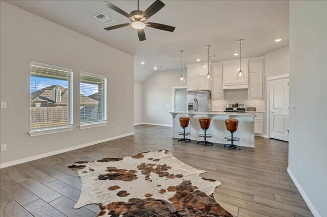 Building Photo - Nearly New Yukon Schools