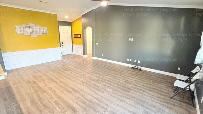 Building Photo - 3 bedroom 2 bathroom home located in a cul- de- sac in a Southwest Bakersfield neighborhood