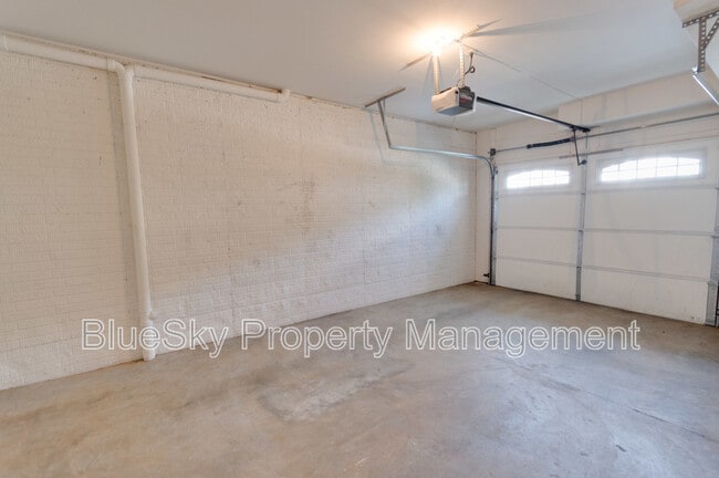 Building Photo - 2170 Saranac Ct