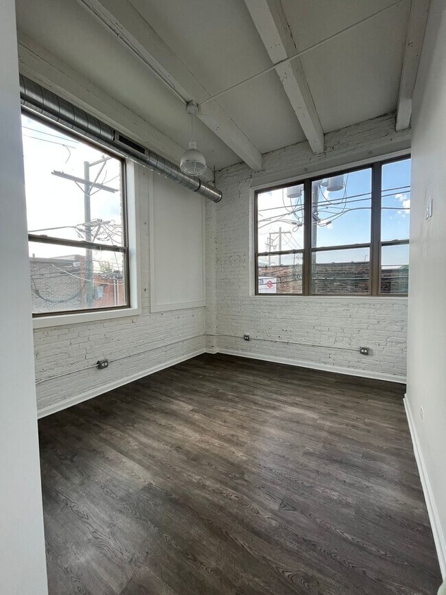 Building Photo - Loft-style condo-quality 3 Bed/2 ba IN UNIT LAUNDRY
