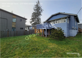 Building Photo - Nicely Remodel Home sitting in prime Everg...