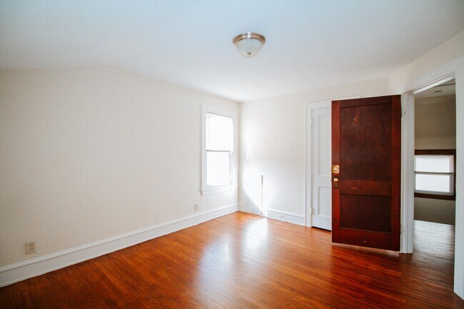 Building Photo - 1467 Sabra Rd