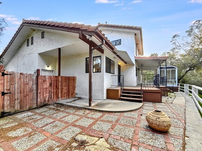 Building Photo - 3 Bed & 2.5 Bath House in Fallbrook, CA / ...