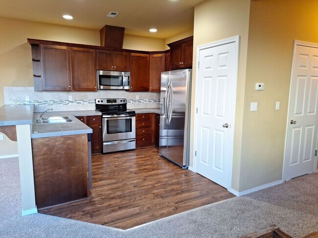 Building Photo - Central Valley Area - 2 Story Home (3Bed, 2.5 Bath)