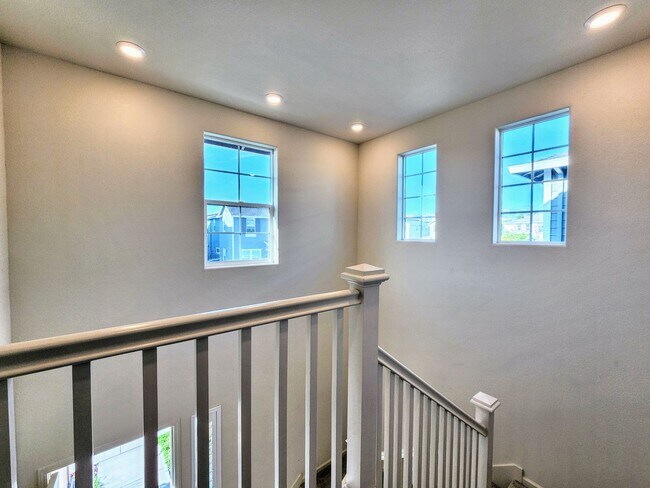 Building Photo - 4 Bedroom Home in W Section