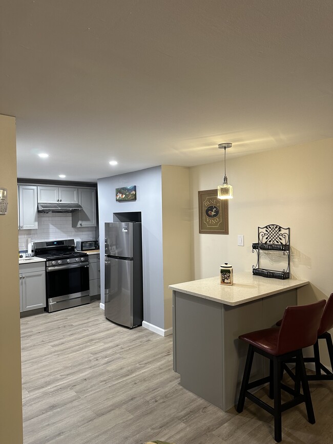 Kitchen Island with Stools - 514 Mercer St