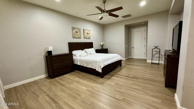 Building Photo - 2531 E Iris Dr