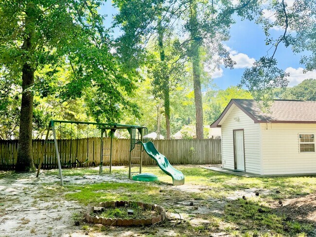 Building Photo - 3/2 Brick Home in Crowfield Plantation in Goose Creek!