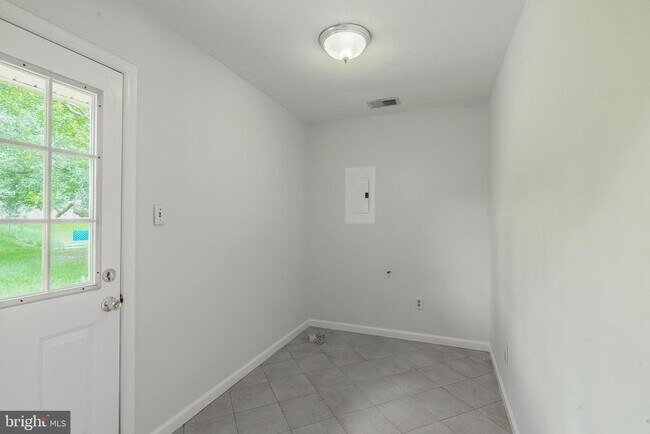 Building Photo - 5008 Treetop Ln