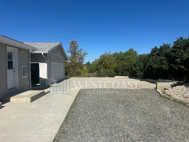 Building Photo - 41644 Valencia Way