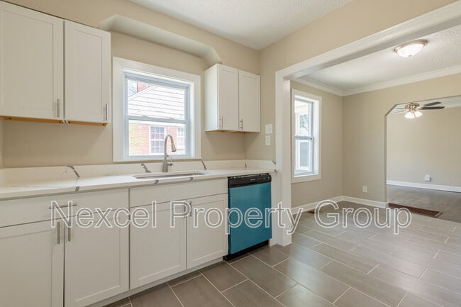 Building Photo - 1055 University St