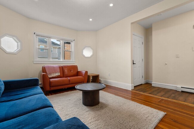 Building Photo - 19 Carmen St