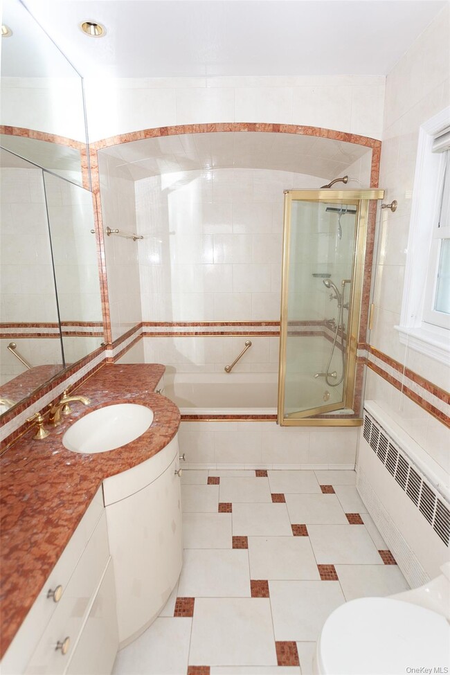 Building Photo - 355 E Beech St