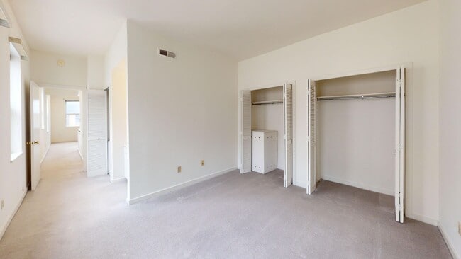 Building Photo - West End One Bedroom Apartment Available Now!