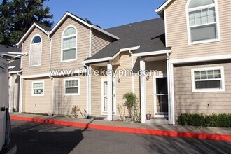 Building Photo - 2 Bed, 2.5 Bath  Townhome in Rockwood Neighborhood