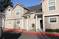 Building Photo - 2 Bed, 2.5 Bath  Townhome in Rockwood Neig...