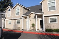Building Photo - 2 Bed, 2.5 Bath  Townhome in Rockwood Neighborhood