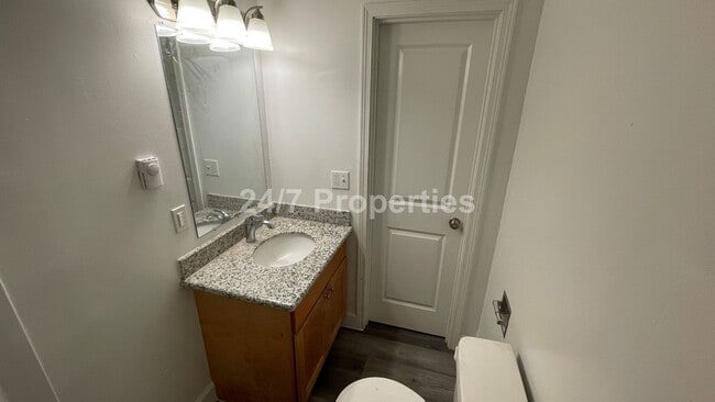 Building Photo - Spacious 4 BD | 2 BA with Backyard - Glads...