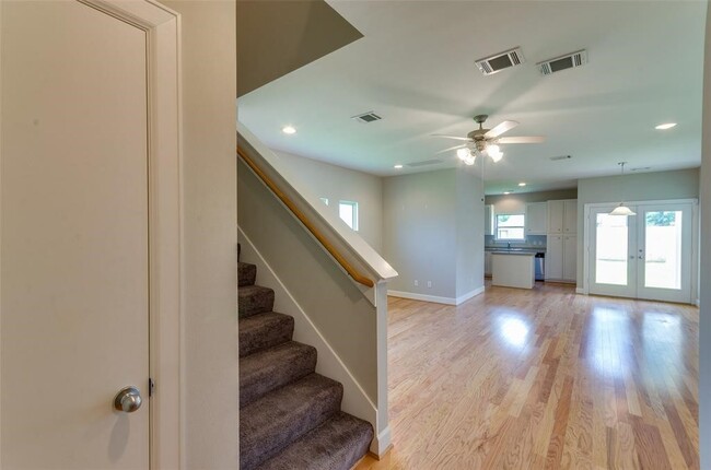 Building Photo - 612 E 38th St