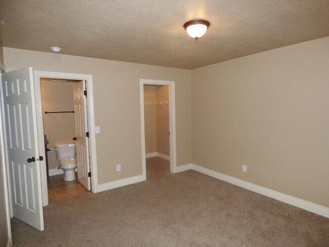Building Photo - 3 Bd 3.5 Bath 2 Car Garage Townhome in Sandy