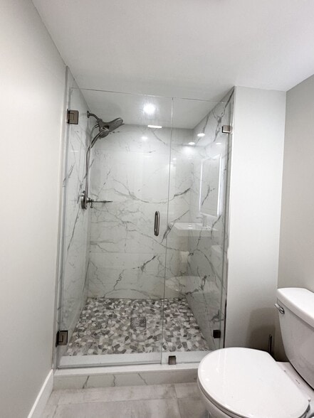Guest Bath - 521 N Riverside Dr