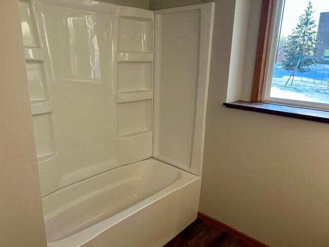 Building Photo - 3 Bed 1 Bath New carpet and paint!