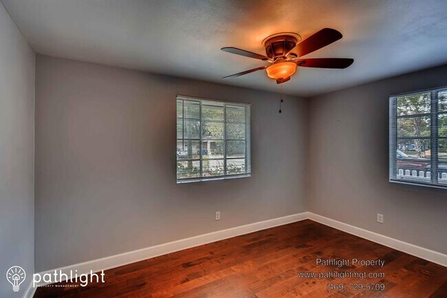 Building Photo - 1020 E Fern St