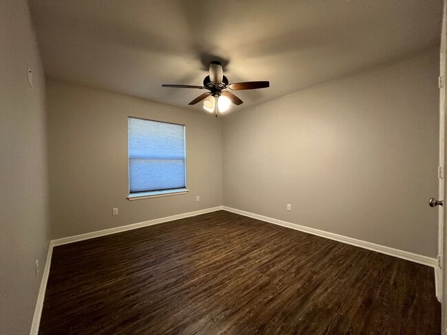 Building Photo - 5429 Meadow Ridge Dr