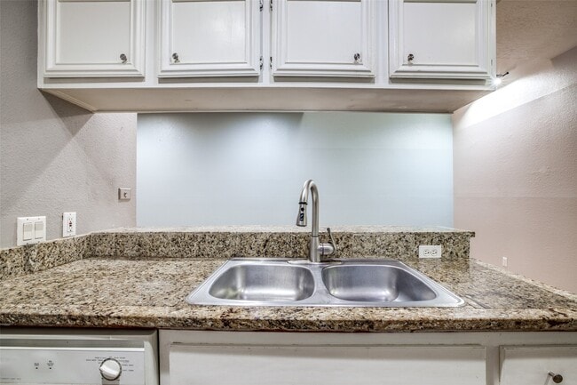 Building Photo - 800 Country Pl Dr