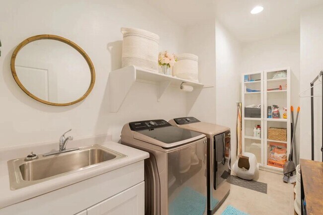 Building Photo - 2639 E Alida Trail