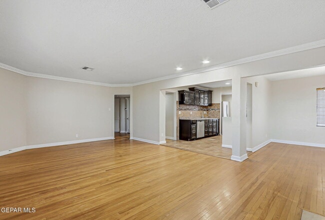 Building Photo - 2515 Arizona Ave