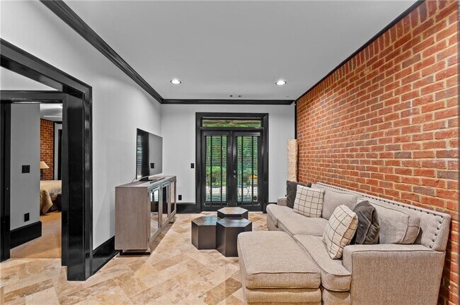 Building Photo - 5512 Glenridge Dr