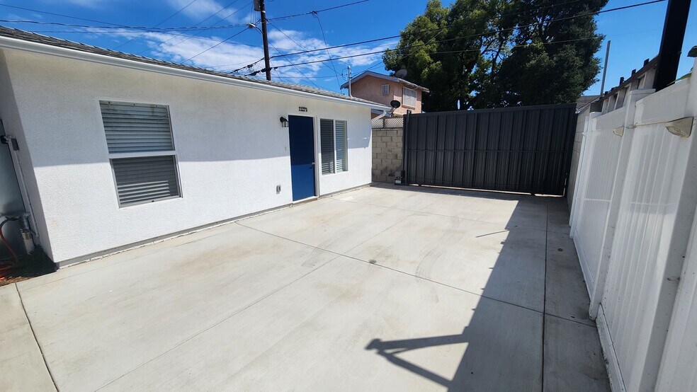 Building Photo - 1120 W 87th St