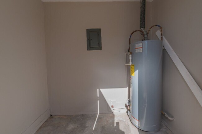 Building Photo - $950 - Updated 2 Bed/1 Bath Duplex With Stainless Steel Appliances!